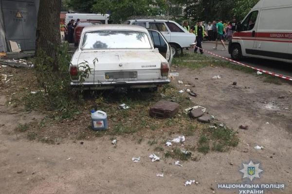 В Киеве при взрыве автомобиля ранены дети: опубликовано видео первых минут после ЧП