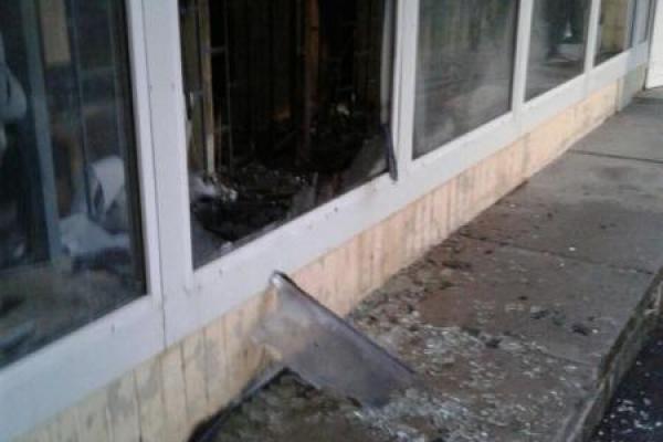В Киеве в отделение банка бросили "коктейль Молотова" В Киеве в отделение банка бросили "коктейль Молотова"