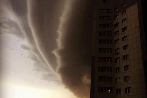 В российском Барнауле пронесся мощный шторм: очевидцы засняли пугающее явление в небе В российском Барнауле пронесся мощный шторм: очевидцы засняли пугающее явление в небе