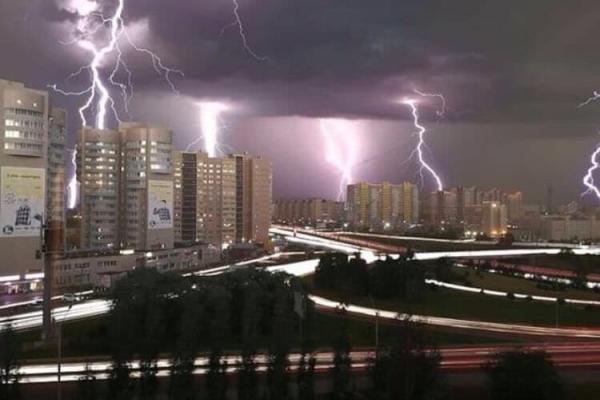 В российском Барнауле пронесся мощный шторм: очевидцы засняли пугающее явление в небе В российском Барнауле пронесся мощный шторм: очевидцы засняли пугающее явление в небе
