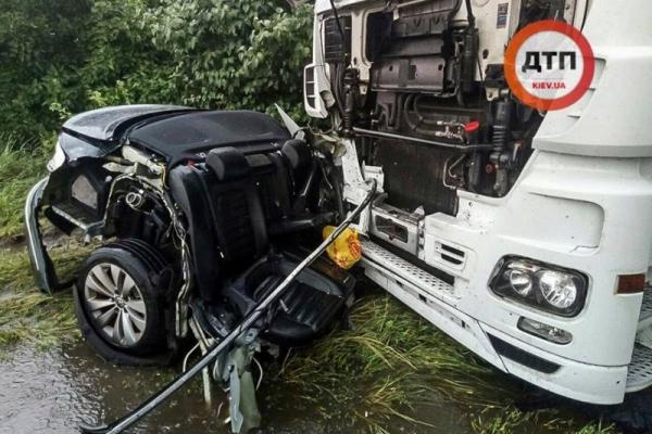 Volkswagen разорвало на две части: жуткая авария на трассе Чернигов-Киев Volkswagen разорвало на две части: жуткая авария на трассе Чернигов-Киев
