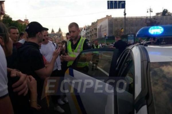 Новое развлечение: в Киеве парень пробежался по патрульной машине Новое развлечение: в Киеве парень пробежался по патрульной машине