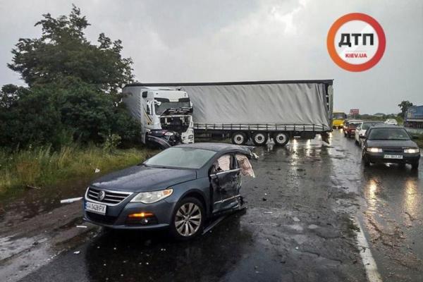 Volkswagen разорвало на две части: жуткая авария на трассе Чернигов-Киев Volkswagen разорвало на две части: жуткая авария на трассе Чернигов-Киев
