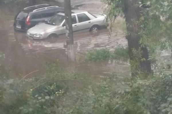 В сети появились снимки с Чернигова, который после стихии стал "Венецией" В сети появились снимки с Чернигова, который после стихии стал "Венецией"