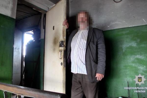 На Харьковщине пенсионер-охранник похитил 9-летнюю девочку и держал ее в ужасных условиях На Харьковщине пенсионер-охранник похитил 9-летнюю девочку и держал ее в ужасных условиях