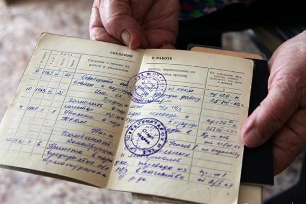 "Видимо, ждут, что я скоро умру": За 4 года беженцам с Донбасса так и не оформили пенсию в России "Видимо, ждут, что я скоро умру": За 4 года беженцам с Донбасса так и не оформили пенсию в России