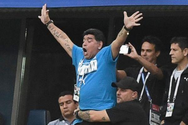 ЧМ-2018: На матче Аргентина-Нигерия Марадона показывал средние пальцы и чуть не выпал из VIP-ложи ЧМ-2018: На матче Аргентина-Нигерия Марадона показывал средние пальцы и чуть не выпал из VIP-ложи