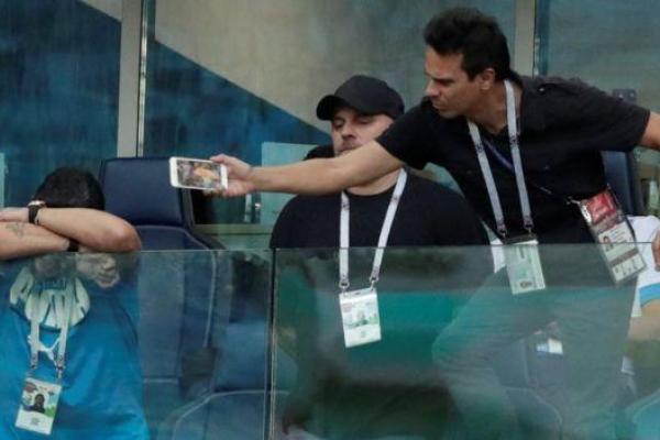 ЧМ-2018: На матче Аргентина-Нигерия Марадона показывал средние пальцы и чуть не выпал из VIP-ложи ЧМ-2018: На матче Аргентина-Нигерия Марадона показывал средние пальцы и чуть не выпал из VIP-ложи