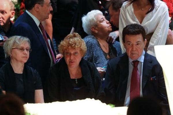 Кобзон "медленно умирает": артист сильно сдал и едва держится на ногах