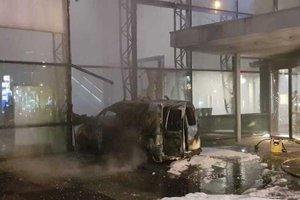 В Амстердаме фургон протаранил редакцию крупного СМИ, начался пожар В Амстердаме фургон протаранил редакцию крупного СМИ, начался пожар