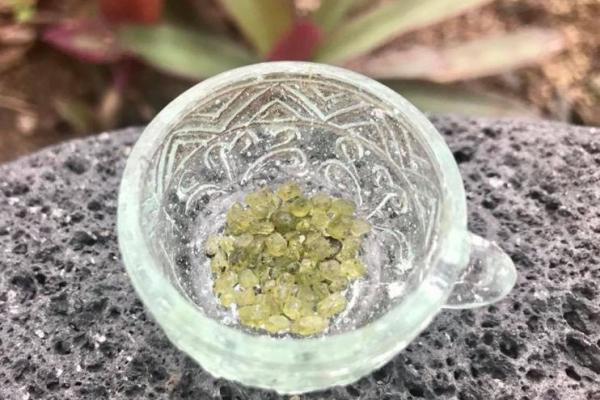 На Гавайи обрушился "дождь" из самоцветов после извержения вулкана