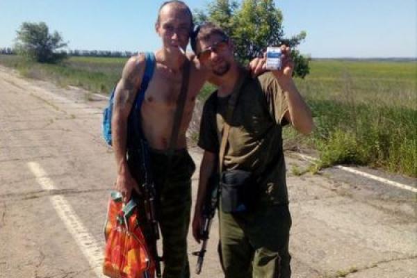 Защищают "русский мир" с алкоголем и девочками: как "служат" российские боевики на Донбассе Защищают "русский мир" с алкоголем и девочками: как "служат" российские боевики на Донбассе