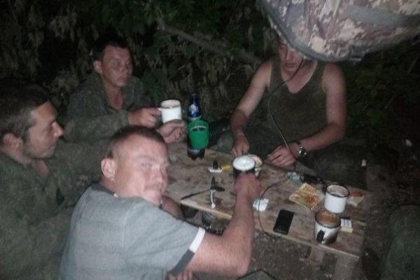 Защищают "русский мир" с алкоголем и девочками: как "служат" российские боевики на Донбассе Защищают "русский мир" с алкоголем и девочками: как "служат" российские боевики на Донбассе
