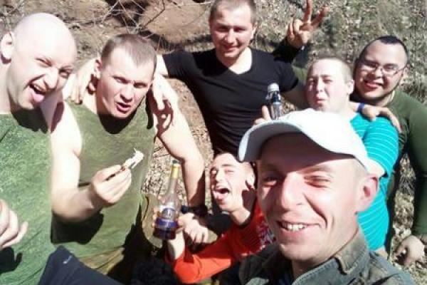 Защищают "русский мир" с алкоголем и девочками: как "служат" российские боевики на Донбассе Защищают "русский мир" с алкоголем и девочками: как "служат" российские боевики на Донбассе