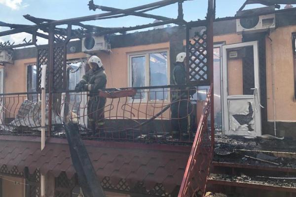 В Евпатории сгорела гостиница: люди выпрыгивали из окон В Евпатории сгорела гостиница: люди выпрыгивали из окон