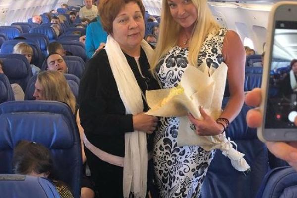 "Не смогла отказать": Волочкова устроила фотосессию с пассажирами самолета "Не смогла отказать": Волочкова устроила фотосессию с пассажирами самолета