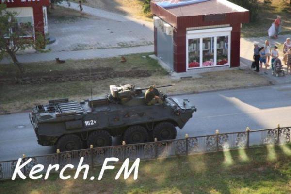 По улицам Керчи проехала большая колонна российской военной техники По улицам Керчи проехала большая колонна российской военной техники