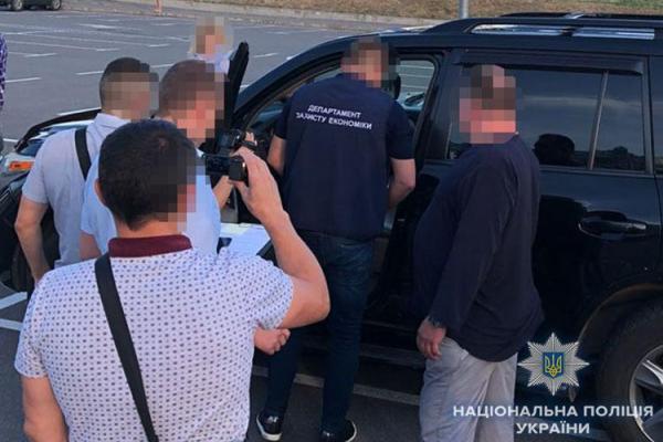 Пришли в кафе ради взятки: в Киеве задержали прокурора и бывшего сотрудника ГПУ