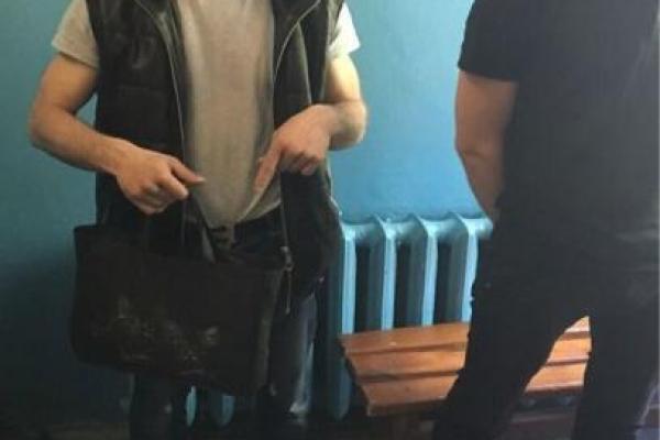 Ничего святого: в столичном метро мужчина вытащил планшет из рюкзака подростка Ничего святого: в столичном метро мужчина вытащил планшет из рюкзака подростка