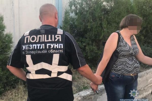 Жительница Запорожья пыталась продать своего сына-подростка