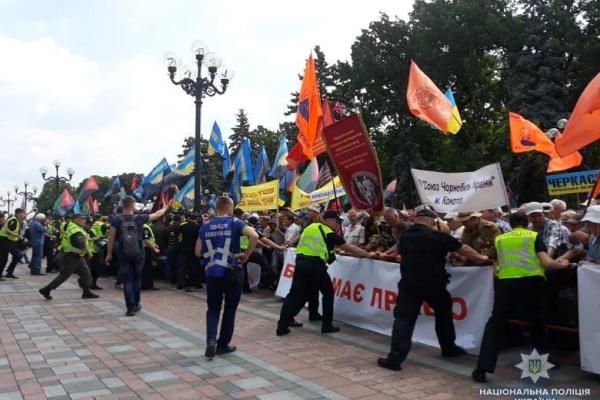 Столкновения в Киеве: пострадали несколько правоохранителей  Столкновения в Киеве: пострадали несколько правоохранителей