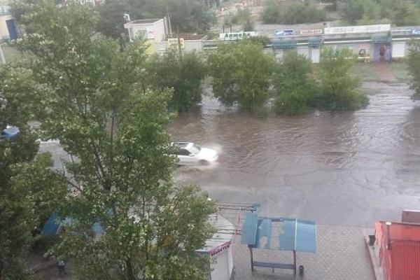 На улицах - реки, в подъездах - водопады: Северодонецк затопило после ливня На улицах - реки, в подъездах - водопады: Северодонецк затопило после ливня