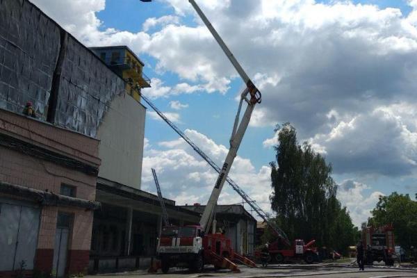 В Киеве масштабный пожар: пылает комбинат В Киеве масштабный пожар: пылает комбинат