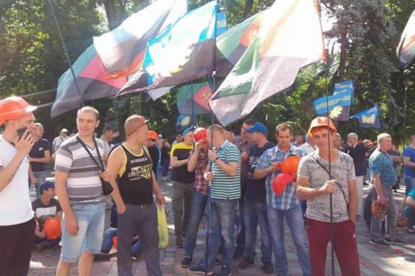 Шахтеры из всех регионов Украины приехали на митинг под Верховную Раду Шахтеры из всех регионов Украины приехали на митинг под Верховную Раду