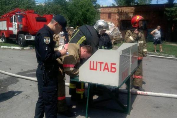 В Киеве масштабный пожар: пылает комбинат В Киеве масштабный пожар: пылает комбинат
