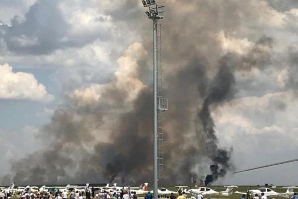 В Румынии на авиашоу разбился истребитель: кадры