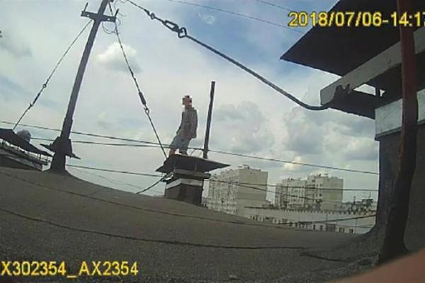 Хотел быть "ближе к Богу": в Харькове мужчина пытался прыгнуть с крыши высотки Хотел быть "ближе к Богу": в Харькове мужчина пытался прыгнуть с крыши высотки