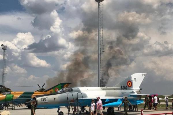 В Румынии на авиашоу разбился истребитель: кадры