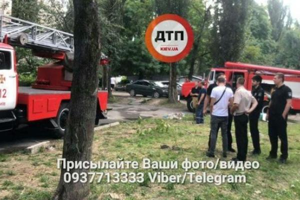 Огонь уничтожил 3 этажа: В Киеве загорелась многоэтажка, есть пострадавший Огонь уничтожил 3 этажа: В Киеве загорелась многоэтажка, есть пострадавший