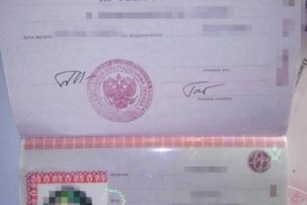 На Херсонщине в доме пособника оккупантов нашли медали за аннексию Крыма, российские документы и гранаты На Херсонщине в доме пособника оккупантов нашли медали за аннексию Крыма, российские документы и гранаты