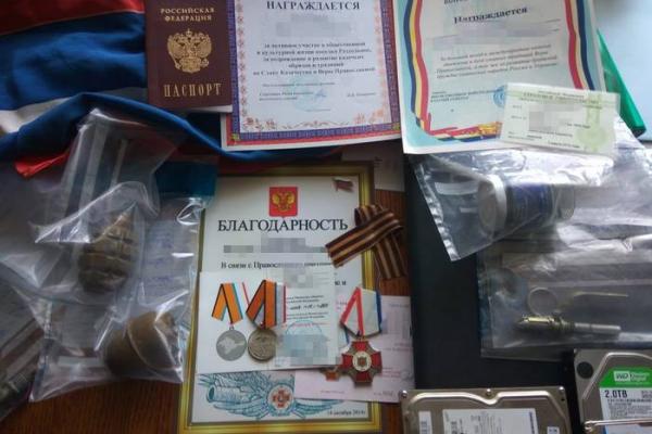 На Херсонщине в доме пособника оккупантов нашли медали за аннексию Крыма, российские документы и гранаты На Херсонщине в доме пособника оккупантов нашли медали за аннексию Крыма, российские документы и гранаты