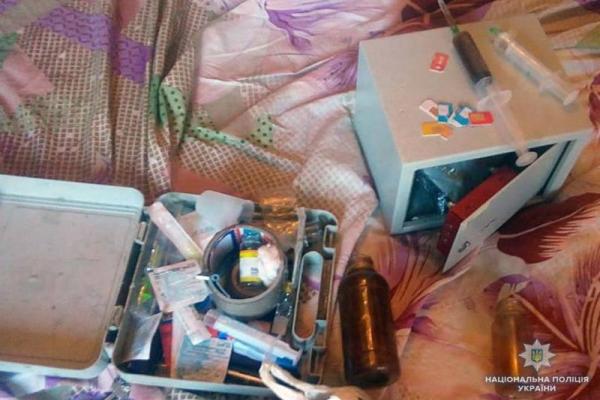 В Киеве задержали этническую банду с наркотиками на 2,5 миллиона гривен В Киеве задержали этническую банду с наркотиками на 2,5 миллиона гривен