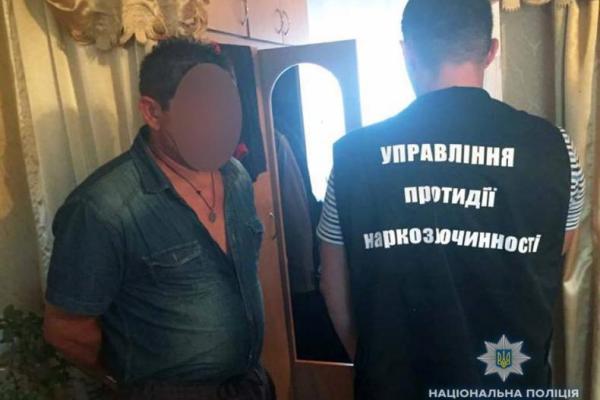 В Киеве задержали этническую банду с наркотиками на 2,5 миллиона гривен В Киеве задержали этническую банду с наркотиками на 2,5 миллиона гривен