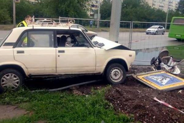 В Харькове автомобиль сбил ребенка в коляске: мать от шока потеряла сознание В Харькове автомобиль сбил ребенка в коляске: мать от шока потеряла сознание