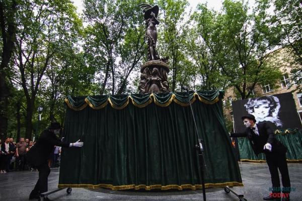 "СкулПЬтура вышла на славу": В Харькове открыли памятник Людмиле Гурченко с ошибками