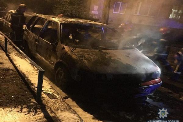 Ночью в Шевченковском районе Киева сгорели 2 автомобиля Ночью в Шевченковском районе Киева сгорели 2 автомобиля