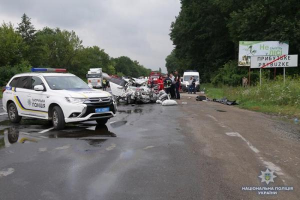 В Хмельницкой области в ДТП погибла семья из 3 человек, ранен ребенок В Хмельницкой области в ДТП погибла семья из 3 человек, ранен ребенок