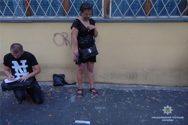 В Киеве полицейские задержали женщину, которая грабила прохожих В Киеве полицейские задержали женщину, которая грабила прохожих