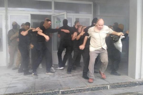 В Киеве произошел рейдерский захват предприятия: работников избили и выгнали на улицу В Киеве произошел рейдерский захват предприятия: работников избили и выгнали на улицу