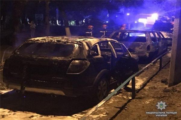 Ночью в Шевченковском районе Киева сгорели 2 автомобиля Ночью в Шевченковском районе Киева сгорели 2 автомобиля