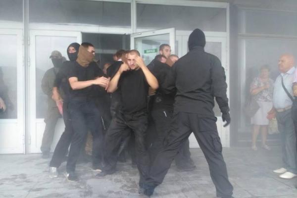 В Киеве произошел рейдерский захват предприятия: работников избили и выгнали на улицу В Киеве произошел рейдерский захват предприятия: работников избили и выгнали на улицу