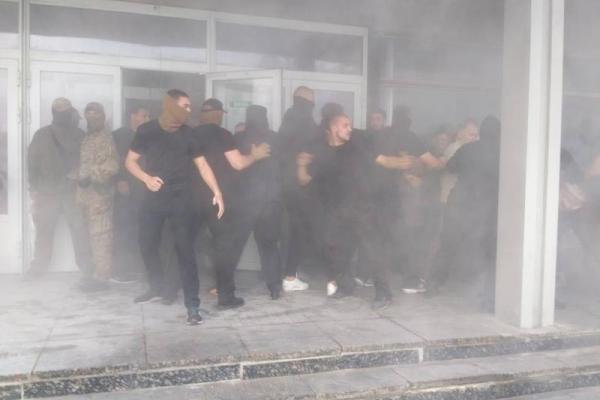 В Киеве произошел рейдерский захват предприятия: работников избили и выгнали на улицу В Киеве произошел рейдерский захват предприятия: работников избили и выгнали на улицу