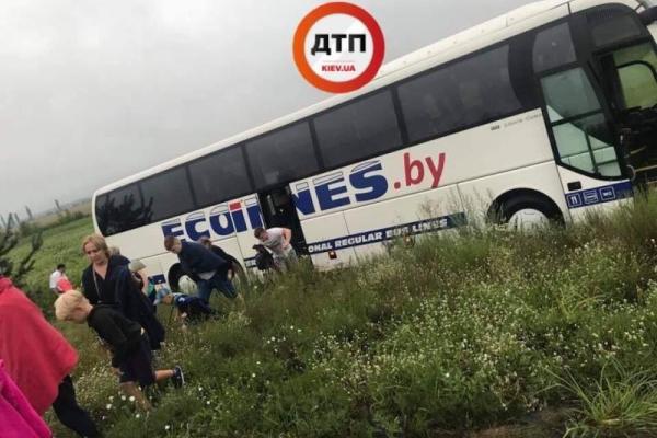 Под Киевом автобус с детьми слетел в кювет Под Киевом автобус с детьми слетел в кювет