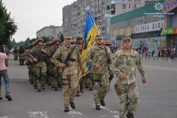 В Лисичанске в годовщину освобождения состоялся парад и выставка военной техники В Лисичанске в годовщину освобождения состоялся парад и выставка военной техники