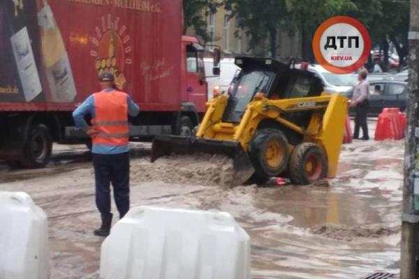 В Киеве в результате непогоды поврежден мост: шокирующие снимки В Киеве в результате непогоды поврежден мост: шокирующие снимки