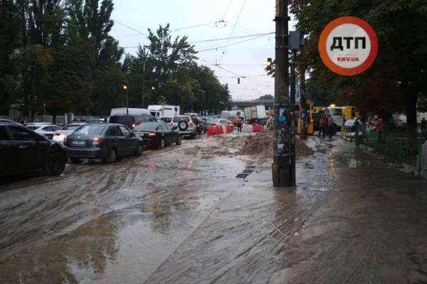 В Киеве в результате непогоды поврежден мост: шокирующие снимки В Киеве в результате непогоды поврежден мост: шокирующие снимки